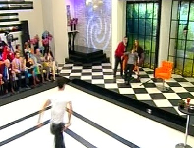 35 yıl sonra oğluna kavuşan anne canlı yayında bayıldı