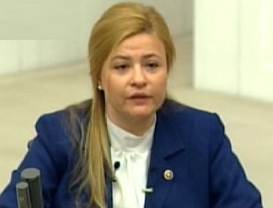 Bennur Karaburun, yemine besmele ile başladı