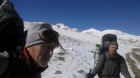 TÜRKIYE DAĞCıLıK FEDERASYONU - Hakkari'de İki Dağcı Karadağ'a Tırmandı