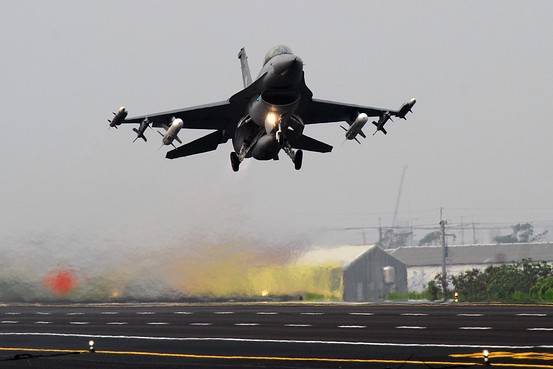 Fransa 15 bin DAEŞ'linin bulunduğu üssü vurdu