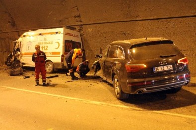 Ambulans İle Cip Çarpıştı, 3 Sağlık Personeli Yaralandı