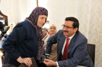 TÜRK KAHVESI - Başkan AK'tan Komşularına Kahve İkramı