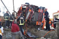 SEDAT YILMAZ - Duvara Çarpan Armut Yüklü Kamyonda Can Pazarı