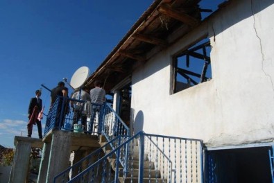 Evi Yanan Aileye Kaymakam Meşeli'den Yardım Eli