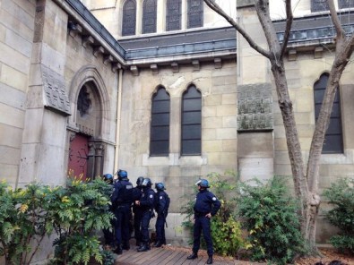 Fransız Polisinden kiliseye baskın