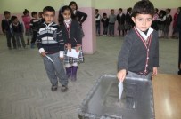 İLKÖĞRETİM MÜDÜRÜ - Hakkarili Öğrencilerin Seçim Heyecanı