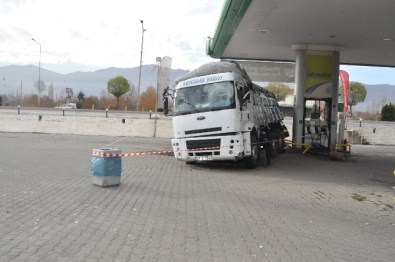 Kamyonun Benzin İstasyonuna Uçtuğu Kaza Güvenlik Kamerasında