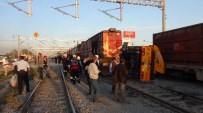 YÜK TRENİ - Mersin'de Hemzemin Geçitte Kaza Açıklaması 1 Ölü, 1 Yaralı