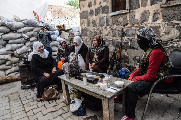 Terörden yakınan Fransızlardan PKK propagandası