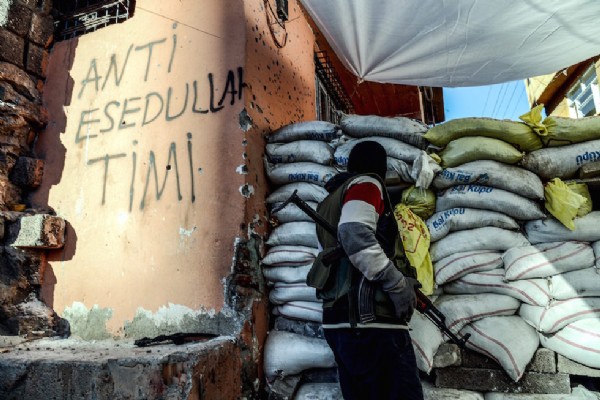 Terörden yakınan Fransızlardan PKK propagandası