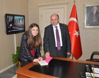 HAYRÜNNİSA GÜL - 14 Yaşındaki Yazar Şefika Güney Vali Amir Çiçek'i Ziyaret Etti