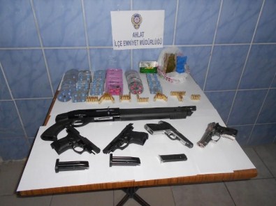 Ahlat'ta Silah Ve Uyuşturucu Operasyonu Açıklaması 4 Gözaltı