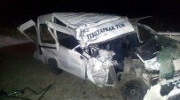 İŞÇİ SERVİSİ - Belediye Otobüsü İle Servis Aracı Çarpıştı Açıklaması 14 Yaralı