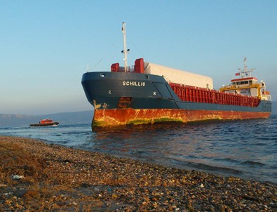 Çanakkale Boğazı'nda yük gemisi karaya oturdu