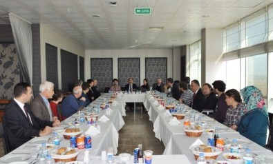 NKÜ Rektörü Prof. Dr. Şimşek, Engelli Öğrencilerle Yemekte Buluştu