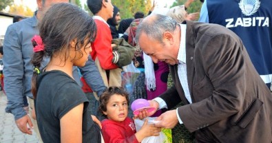 Suriyeli Miniklerin Oyuncak Mutluluğu