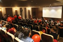 PATLAMIŞ MISIR - Akyazı Belediyesinden Halka Ücretsiz Sinema Gösterimi