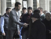 KENAN İMİRZALIOĞLU - Kenan İmirzalıoğlu cami çıkışı görüntülendi