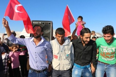 Suriyeliler AK Parti'nin Zaferini Kutladı