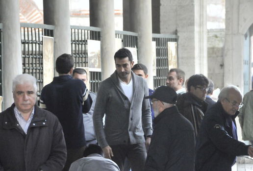 Kenan İmirzalıoğlu cami çıkışı görüntülendi