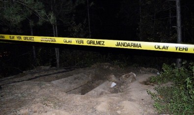 Definecilerin Kazı Yaptığı Alanda Eski Roma Dönemine Ait Lahit Mezar Bulundu