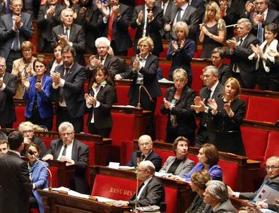 Fransa'da olağanüstü hal yasa tasarısı kabul edildi