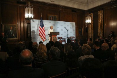 Hillary Clinton'dan Uçuşa Yasak Bölge Çağrısı