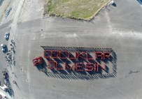 ÇOCUK HAKLARı GÜNÜ - Öğrenciler Türkçe Ve İngilizce 'Çocuklar Ölmesin' Kaligrafisi Oluşturdu