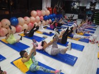 Pijamalı Pilatesle Spor Yaptılar