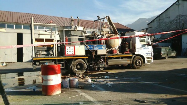Şerit boyama aracı bomba gibi patladı
