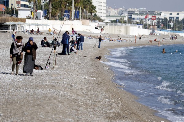 Marmara'da fırtına, Antalya'da deniz keyfi