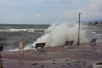 KÜÇÜKKUYU - Dev Dalgalar Sahilleri Dövüyor