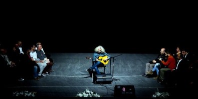 Salonda Yer Kalmadı İzleyiciler Sahneye Çıktı