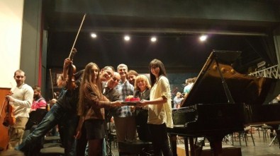 Ünlü Sanatçı İdil Biret'e Sürpriz Doğum Günü Partisi