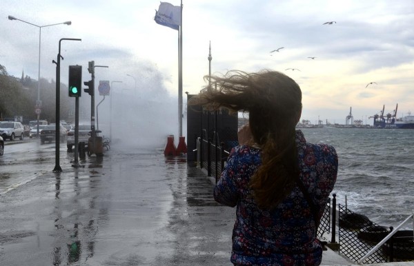 Marmara'da fırtına, Antalya'da deniz keyfi