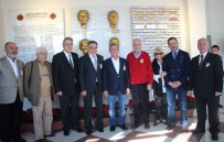 KABATAŞ ERKEK LISESI - Ali Ağaoğlu'na Kabataş Lisesi Eğitim Vakfından Anlamlı Hediye