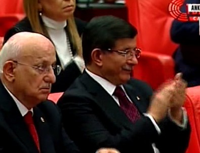 Başbakan Davutoğlu'ndan Deniz Baykal'a alkış
