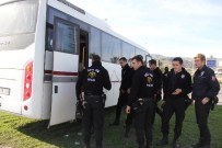 Gelin Arabası Polis Otobüsüyle Çarpıştı Açıklaması 3 Yaralı