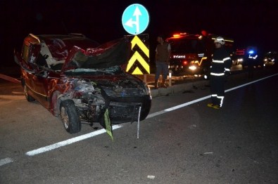 Manisa'da Otomobil İle Tavuk Yüklü Kamyon Çarpıştı Açıklaması 2 Yaralı