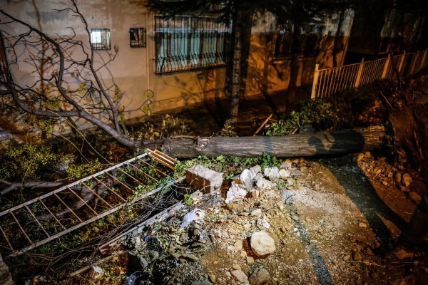 Kuvvetli lodos çatıları uçurdu