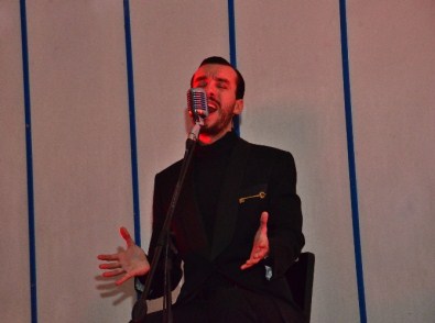 Cem Adrian Hayranlarıyla Buluştu