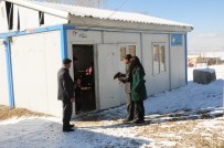 RıDVAN KARAMAN - Köylülerden Öğretmene 'Tavuk' Hediyesi