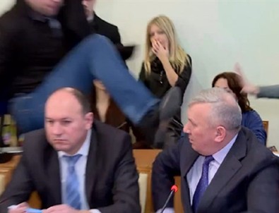 Ukrayna Meclisi'nde tekme