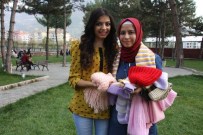 YARDIM ÇAĞRISI - Üniversiteliler Bitlisli Öğrenciler İçin Atkı Ve Şapka Topladılar