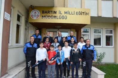 Milli Eğitim Müdüründen Öğrencilere Hediye