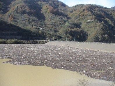 Sel Suları İle Gelen Kirlilik Muratlı Barajı'nı Çöplüğe Döndürdü