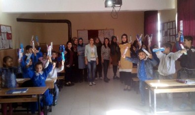 Üniversiteli Gençlerden, Kadınlar Ve Çocuklara Eğitim