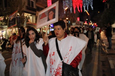 Kadına Şiddeti Protesto İçin Kanlı Kefen Giydiler