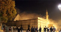 800 Yıllık Tarihi Camide Korkutan Yangın!