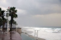 İLGİNÇ GÖRÜNTÜ - Antalya'da Yağmur Ve Fırtına Etkili Oluyor